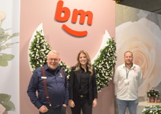 Dolf van Heijningen, Romy Peute en Wim v/d Akker van BM Roses. Dolf assisteert de kweker vanuit het salesmanagement van Royal FloraHolland in de verkoop.